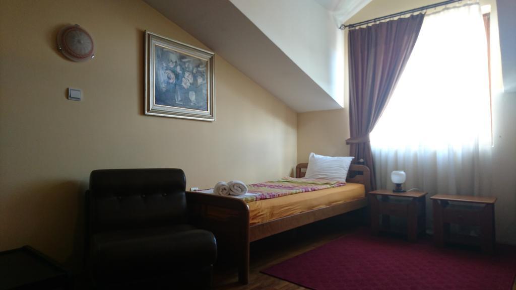 Hostel Bimbo Skopje Ngoại thất bức ảnh