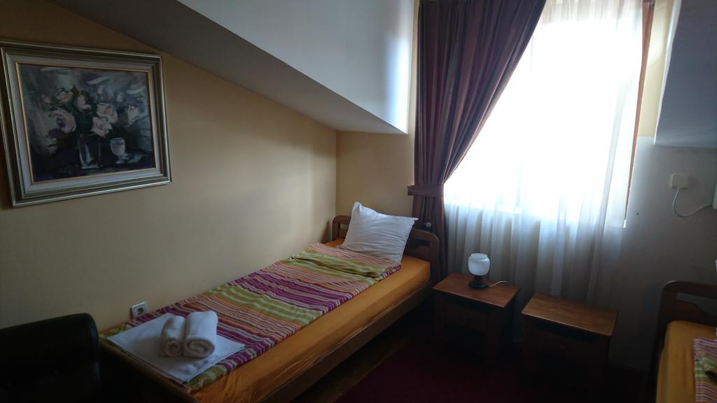 Hostel Bimbo Skopje Ngoại thất bức ảnh